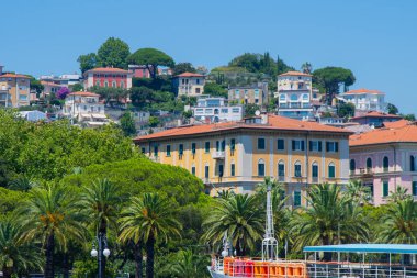 İtalya 'nın La Spezia kentinin rıhtım caddesinde palmiye ağaçları ve çok renkli evler. İtalya mimarisi.