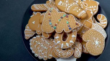 Tabakta kremalı zencefilli kurabiye. Noel tatlı yemeği. Zencefilli tatlı. Masanın üst görüntüsü. Siyah arkaplan