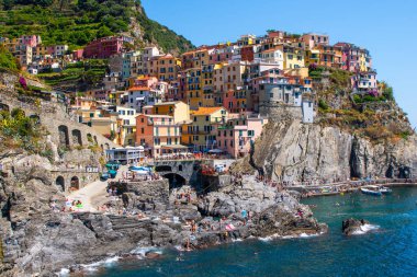 Uçurumun kenarındaki çok renkli evler. Manarola İtalyan köyü Cinque Terre, Liguria, İtalya. Yaz seyahati