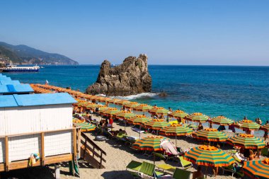 Yazın sahilde şemsiyeler. İtalyan bayramı. Ligurian Denizi kıyısında tatiller. Liguria Cinque Terre sahili. İtalya, Monterosso - 15 Temmuz 2025.