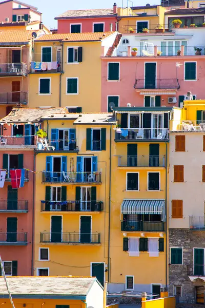 Uçurumun kenarındaki çok renkli evler. Manarola İtalyan köyü Cinque Terre, Liguria, İtalya sokak mimarisi pencereleri