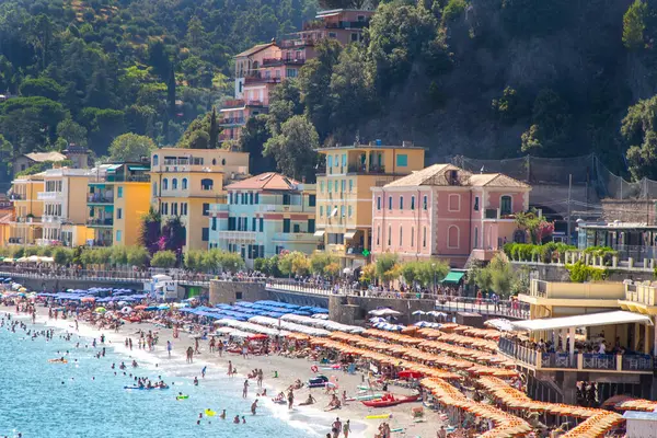 Yazın sahilde şemsiyeler. Ligurian Denizi kıyısında İtalyan tatili. Liguria Cinque Terre. İnsanlar turist. İtalya, Monterosso - 15 Temmuz 2025.