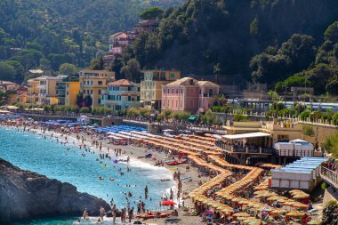 Yazın sahilde şemsiyeler. İtalyan bayramı. Ligurian Denizi kıyısında tatiller. Liguria Cinque Terre Dağı. İtalya, Monterosso - 15 Temmuz 2025.