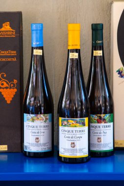 Bir şişe İtalyan şarabı Cinque Terre Riomaggiore ürünleri satan dükkan barı. İtalya, Manarola - 15 Temmuz 2025