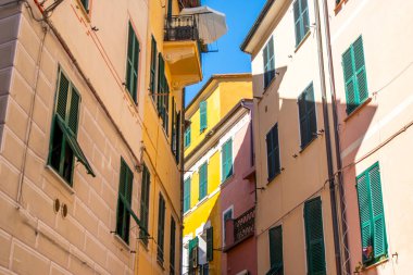 Renkli binalar. Monterosso İtalyan köyü. Cinque Terre dar sokak mimarisi, Liguria, İtalya panjurlu parlak pencereler.