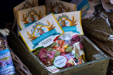 Antico Granaio tarzı İtalyan makarnası, Liguria 'dan hediyelik eşya, İtalyan köyünde el işçiliği satışı. Cinque Terre 'de. İtalya, Manarola - 15 Temmuz 2025.