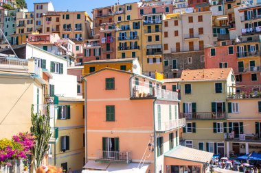 Uçurumdaki parlak renkli evler. Manarola İtalyan köyü Liguria deniz kenti mimarisi UNESCO. Cinque Terre 'de. İtalya, Manarola - 15 Temmuz 2025