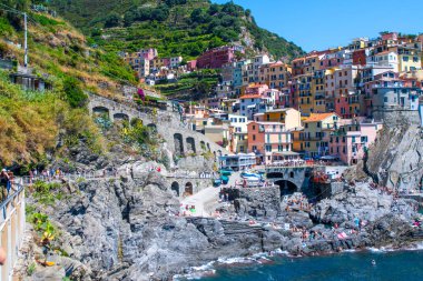Turist rotası. Uçurumdaki parlak renkli evler. Manarola İtalyan köyü Liguria denizi. Cinque Terre 'de. İtalya, Manarola - 15 Temmuz 2025.