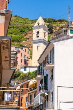 Tower Bell Kilisesi. İtalyan pencereleri çok renkli evin balkonunda. Cinque Terre Italia, Manarola 'da yaz mevsimi. Mimari bina dış görünüş