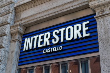 AC Mağazalar Arası Castello, Milano 'nun kalbinde. Mavi logo işareti. Resmi Dükkan. İtalya, Milano - 17 Temmuz 2025