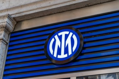 AC Mağazalar Arası Castello, Milano 'nun kalbinde. Wall Street 'te mavi logo işareti. İtalya, Milano - 17 Temmuz 2025