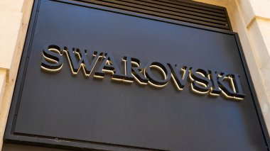 Milano logosunda Swarovski Mağazası. Resmi dükkan girişi. İtalya, Milano - 17 Temmuz 2025