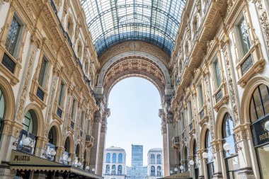 Galleria Vittorio Emanuele II 'deki lüks mağaza vitrinleri. Avrupa 'daki dükkanlar, satışlar ve alışveriş merkezleri. İtalya, Milano - 17 Temmuz 2025