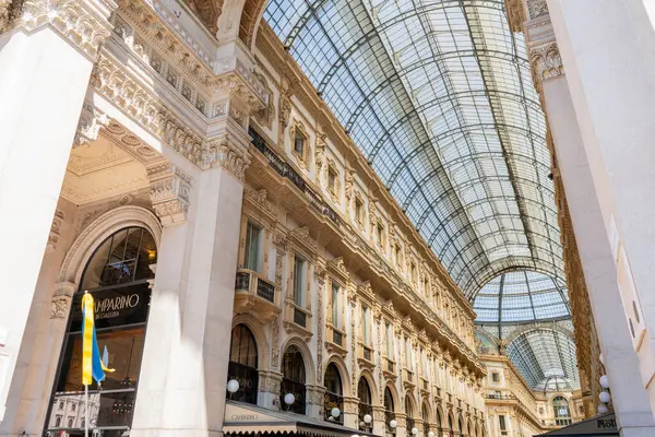 Galleria Vittorio Emanuele II 'deki lüks mağaza Camparino vitrinleri. Avrupa 'daki dükkanlar, satışlar ve alışveriş merkezleri. İtalya, Milano - 17 Temmuz 2025