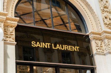 Galleria Vittorio Emanuele II 'deki Saint Laurent lüks mağazasının pencereleri. Avrupa 'da indirimli ve alışveriş merkezleri var. İtalya, Milano - 17 Temmuz 2025