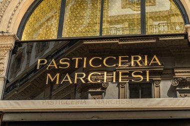 Galleria Vittorio Emanuele II 'deki Pasticceria Marchesi restoran vitrininde. Alışveriş merkezi, İtalya merkezi, Avrupa. İtalya, Milano - 17 Temmuz 2025