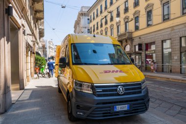 Sarı araba Volkswagen otobüs DHL. İtalyan sokağı. İtalya, Milano - 17 Temmuz 2025