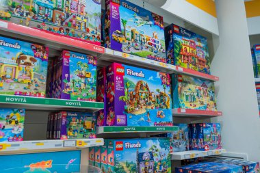 Lego mağazasının rafında inşaatla dolu kutular. Dükkan Lego Arkadaşları oyuncak hediye koydu. İtalya, Milano - 17 Temmuz 2025