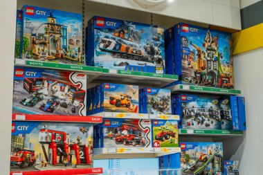 Lego mağazasının rafında inşaat seti olan kutular. Lego Şehri oyuncakları. İtalya, Milano - 17 Temmuz 2025