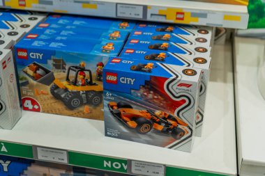 Lego mağazasının rafında inşaat seti olan kutular. Formula 1 Lego Şehri oyuncakları. İtalya, Milano - 17 Temmuz 2025
