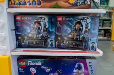 Lego mağazasının rafında inşaat seti olan kutular. Alışveriş Çarşamba Lego oyuncakları. İtalya, Milano - 17 Temmuz 2025