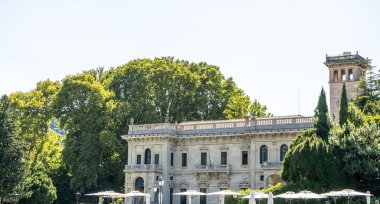 İtalya 'daki Como Gölü' nde eski villa mimari binaları. İtalya Köyü.