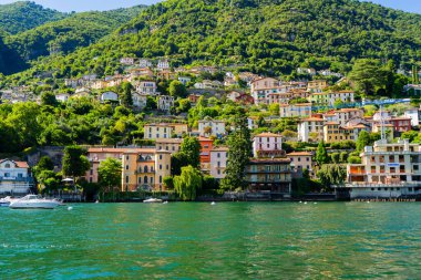 Çok renkli evler, Como Gölü 'nde mimari inşa ediyor. İtalya' nın dağlık kesiminde. İtalya, Como - 17 Temmuz 2025