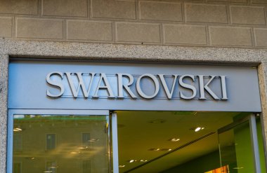 Como logosundaki Swarovski Mağazası. Resmi dükkan girişi. İtalya, Como - 17 Temmuz 2025