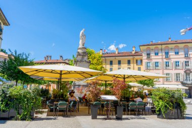 Como şehrinin merkezi Alessandro Volta. Yazın İtalyan kahvesi. Alexander Volt anıtı. İtalya, Como - 17 Temmuz 2025.