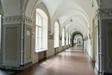 Kapalı Kapalı Kapalı Tavanlı Gotik bir bina. Boş okul