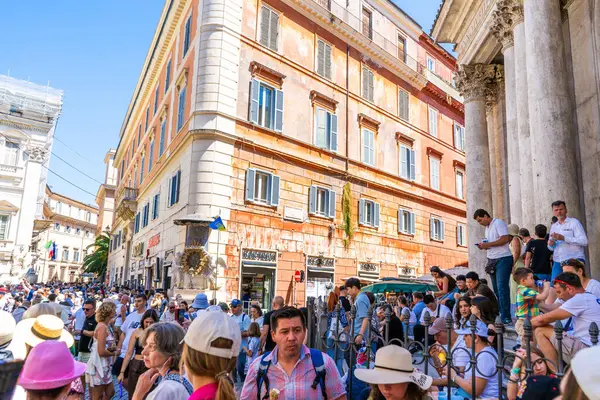 Pome 'da birçok insan caddede kalabalıktır. Trevi Çeşmesi yakınlarındaki İtalya 'da turizm üzerinde. Yazın çok turist gelir. İtalya, Roma - 12 Temmuz 2025