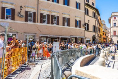 Piazza Di Trevi Pome 'da birçok insan sokakta fotoğraf çekiyor. İtalya 'da, Çeşme' nin yanındaki turizm yüzünden. Yazın çok turist gelir. İtalya, Roma - 12 Temmuz 2025