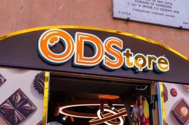 İtalyan Meydanı Piazza di Spagna, Kafe ODStore, Everywhere Sweet Salty - dükkan logosu tabelası. Tatlı yemek markası bina cephesi. İtalya, Roma - 12 Temmuz 2025