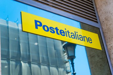 Poste Italiane ön cephedeki İtalyan postanesinin penceresi. Bina girişi. Sarı logo işareti. İtalya, Roma - 12 Temmuz 2025