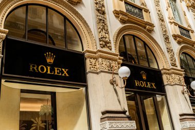 Galleria Vittorio Emanuele II 'deki Rolex lüks mağaza vitrinleri. Avrupa 'da indirimli ve alışveriş merkezleri var. İtalya, Milano - 17 Temmuz 2025.