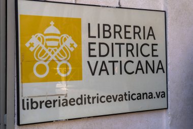 Kütüphane editörü Vaticana - Vatikan Yayınevi giriş tabelası. İtalya, Vatikan - 12 Temmuz 2025