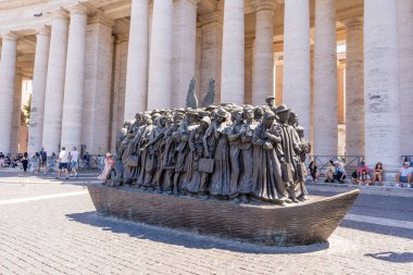 Göçmenler ve mülteciler için bir anıt. Teknedeki insanlar. Başlık, melekler bilmez. Vatikan St. Peters Meydanı. İtalya, Vatikan - 12 Temmuz 2025.