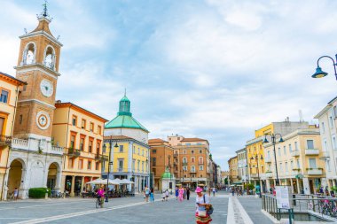 Rimini eski İtalyan şehir merkezi simgesi. House Square Kulesi. İtalya, Rimini - 13 Temmuz 2025