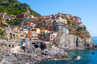 Uçurumun kenarındaki çok renkli evler. Manarola İtalyan köyü Cinque Terre, Liguria, İtalya. Yaz tatili