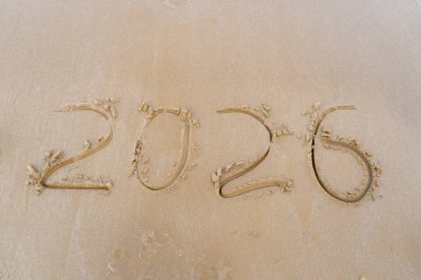 2026 numara kumlu plaj arka planında yazılmış..