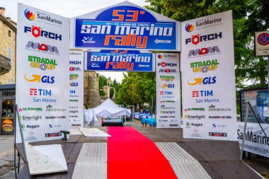 San Marino ralli şehri. Kürsüde kırmızı halı. Sponsor logosu, reklam tabelası. İtalya, San Marino - 13 Temmuz 2025