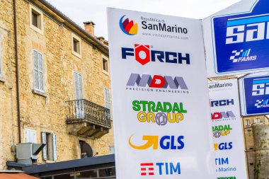 Cumhuriyet San Marino 53 ralli podyumu. Sponsor logoları, reklam tabelası. İtalya, San Marino - 13 Temmuz 2025