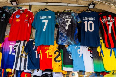 San Marino caddesinde çeşitli tişörtler satılıyor. Futbol ve Formura 1 yarışları için kıyafet. Hatıra dükkânı. Pencere. İtalya, San Marino Cumhuriyeti - 13 Temmuz 2025