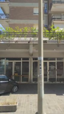 Yazın tatil köyünün ilk hattında oteller boyunca araba sürmek. Arabadan bak. İtalya, Rimini - 21 Haziran 2025