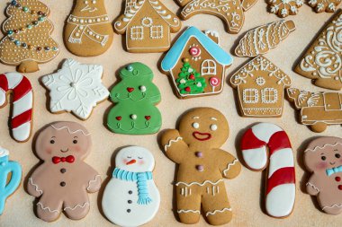 Dondurmalı zencefilli kurabiye. Noel yemeği. Zencefilli kurabiye yapan adam. Farklı bir üst görünüm tablosu ayarla. # Tatlı Xmas #