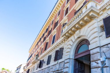 Duvar evi cephesi. Sokaktaki konut binaları. İtalya 'nın merkezindeki eski mimari, Roma. İtalyan balkon pencere panjurları.