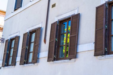 Pencere panjurları. Duvar evi cephesi. Konut binası. İtalya, Roma şehir merkezindeki eski mimari. İtalyan sokağı