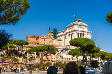 Roma Forumu Vittoriano kemer sütunları mimari ayrıntıları. İtalya, Roma eski sokak evleri. İtalya, Roma - 12 Temmuz 2025