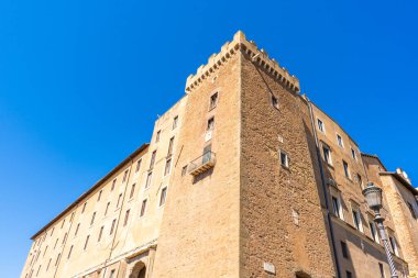 Tuğla duvarlı ev cephesi. İtalya, Roma 'da şehir merkezinde eski bir mimari. İtalyan penceresi. Yaz masmavi gökyüzü