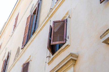 Panjurlu pencere. İtalyan evi cephesi duvarı. Roma 'nın mimarisi.